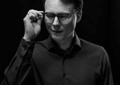 Schwarz Weiss Studio Portrait. Fotografier von Matthias Trenn